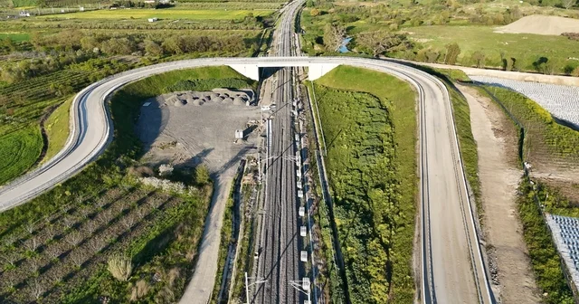 Bursa Ankara hızlı tren hattı rayları böyle görüntülendi Bursa nın ulaşımında hızlı tren için geri sayım başladı Bursa ile Ankara arasını 2 saat 15 dakikaya düşürecek hızlı trende ilk sefer 2026 sonunda gerçekleşecek Bursa Haberleri