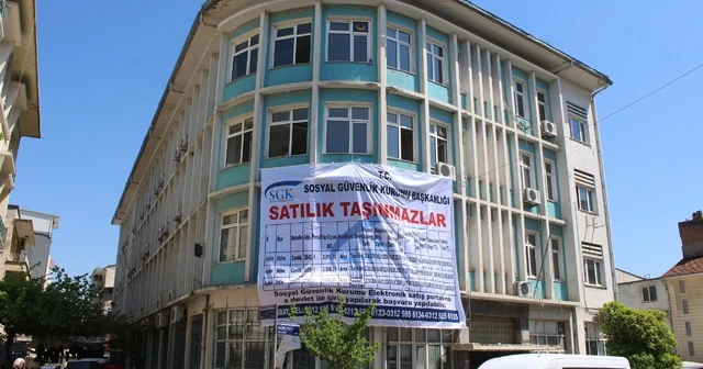 SGK nın şehir merkezindeki tescilli binası ilan panosuna döndü Bir zamanlar hizmet noktasıydı, şimdi ilan panosuna döndü Aydın Haberleri