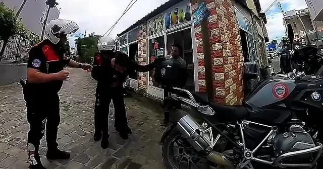 Boğulan motosiklet sürücüsü can havliyle polislerden yardım istediği anları paylaştı VİDEO İZLE