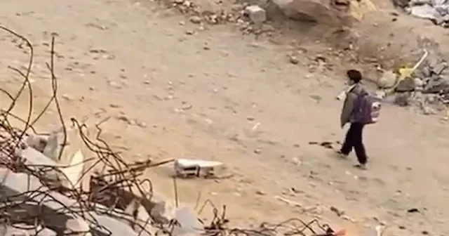 Gazzeli çocuk enkazlar arasında tek başına yürürken görüntülendi VİDEO İZLE