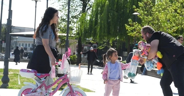 Düşen oyuncakları sahibine ulaştıran çocuklar takdir topladı Düzce Haberleri