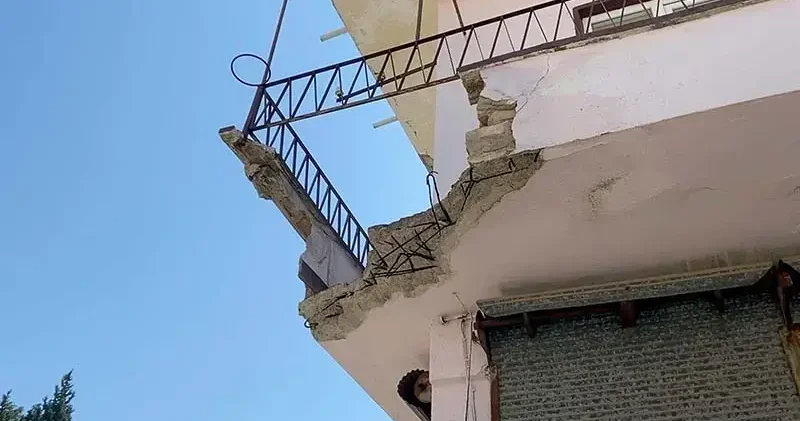 Balkon çöktü, baba ve engelli oğlu yaralandı