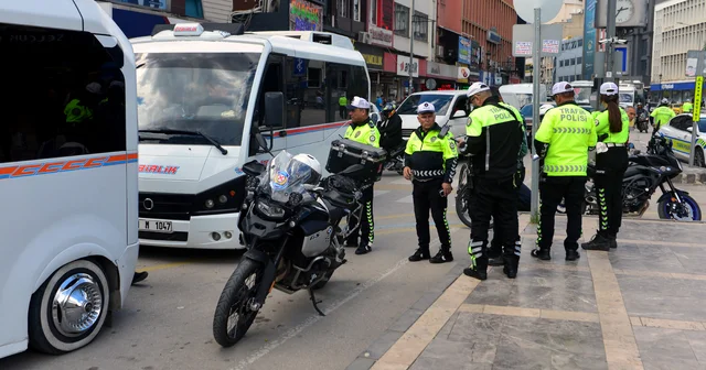 Gereksiz korna kullandığı gerekçesiyle ceza kesildi, gazetecilere hakaret etti Adana Haberleri