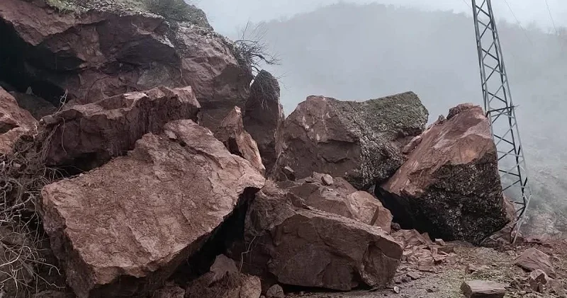 Batman da grup köy yolu heyelan nedeniyle ulaşıma kapandı Gündem Haberleri