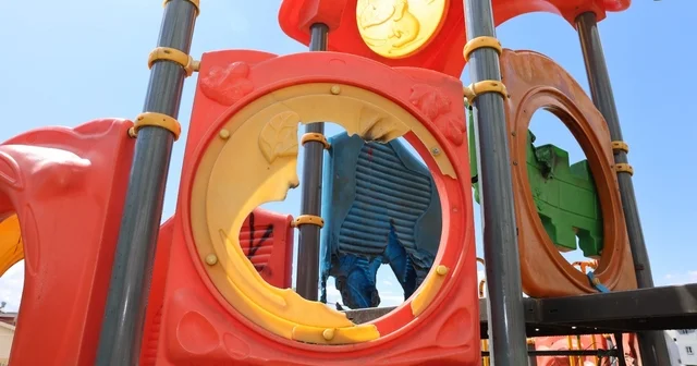 Mersin de çocuk parkına çirkin saldırı: Oyun grupları ateşe verildi Mersin Haberleri