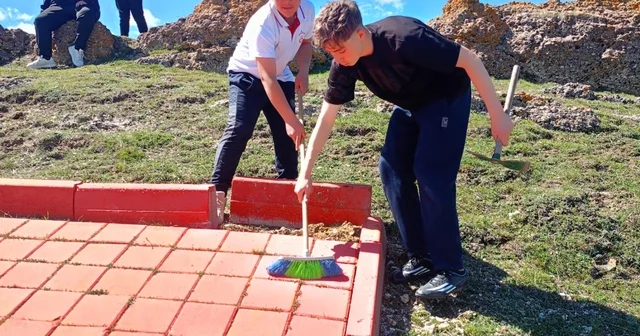 Seyitömer Ortaokulu öğrencilerinden anlamlı 23 Nisan davranışı Kütahya Haberleri