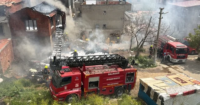 Edremit te korkutan çöp ev yangını İtfaiye ekipleri zehirli gazla mücadele etti Balıkesir Haberleri