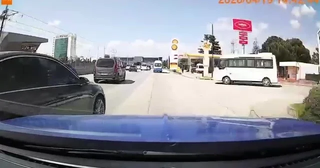 Bursa da trafikte tehlikeli anlar: Makas atan sürücü kazaya davetiye çıkardı Bursa Haberleri