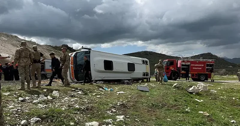 Diyarbakır’da midibüs devrildi: 1 ölü, 12 yaralı
