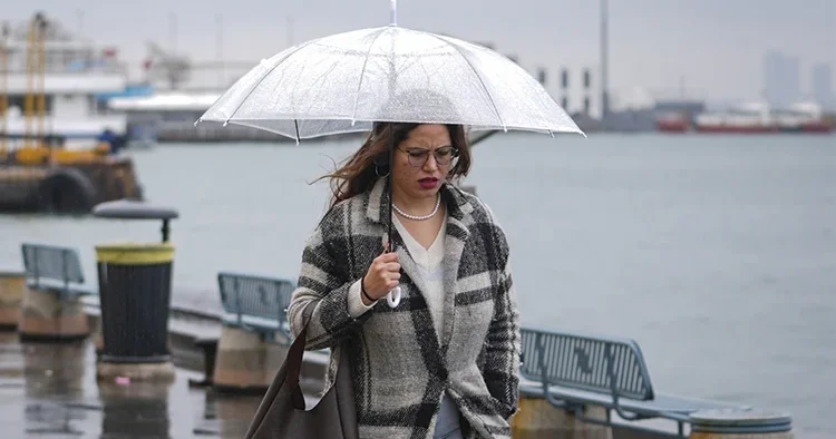 İstanbullular dikkat! Meteoroloji saat vererek uyardı: Yağışlar yeniden geliyor