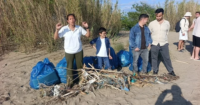 Sahil temizliğinde toplanan çöp yığını görenleri hayrete düşürdü Balık ağları, ipler ve çöpler deniz canlılarını yok ediyor Antalya Haberleri