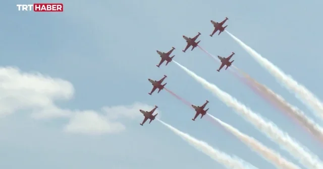 Türk Yıldızları’ndan tarihi dönüş: Efsanevi 7’li formasyon yeniden gökyüzünde VİDEO İZLE