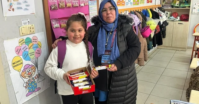 Küçük Aysima dan öğretmenlerine duygulandıran sürpriz 9 yaşındaki öğrenci, kumbarasını bozup aldığı çikolatalarla öğretmenlerinin yüzünü güldürdü Ordu Haberleri