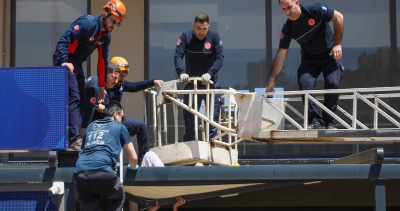 Dördüncü kattan tenteye düştü: Hastanelik oldu