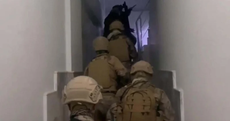 İzmir de okullara yönelik tehdit operasyonu: 30 gözaltı