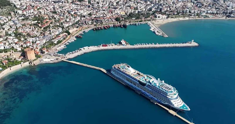371 bin nüfuslu ilçeye Alman turistler akın etti: Gemiden inerek ilçe merkezine dağıldılar