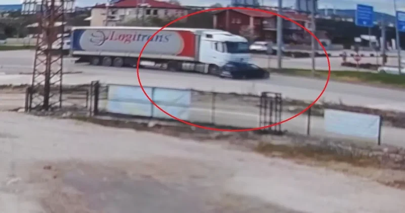 Önüne kattığı otomobili metrelerce sürükledi: Korku dolu anlar kamerada