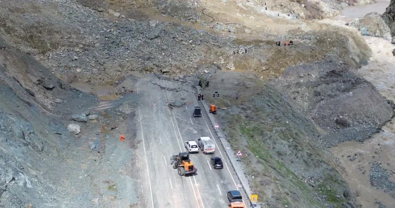 Hakkari Van kara yolunda heyelan: Ulaşım tamamen kesildi