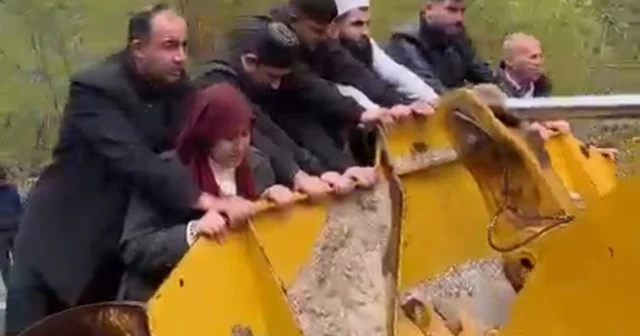 Sel yol vermeyince cenaze iş makinesiyle taşındı Hakkari Haberleri