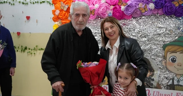 Bu kez yaşlılar minikleri ziyaret etti Alzheimer merkezi konukları miniklerin 23 Nisan Ulusal Egemenlik ve Çocuk Bayramı nı kutladı Düzce Haberleri