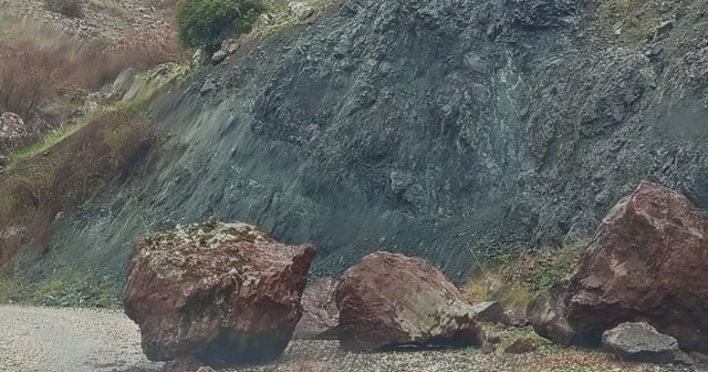 Sincik te kuvvetli yağış sonrası köy yoluna kaya düştü Adıyaman Haberleri