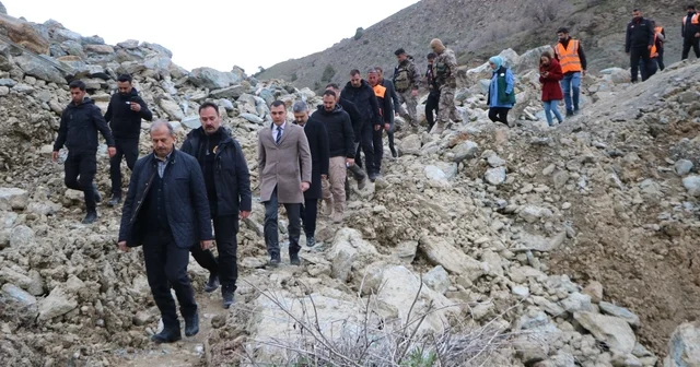 Heyelanın kapattığı Hakkari Van kara yolunda ulaşım tamamen durdu (2) Hakkari Haberleri