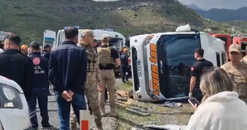 Diyarbakır Bingöl kara yolunda kaza! Yolcu midibüsü devrildi, yaralılar var! Son dakika haberleri