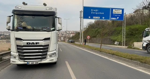 Tırın kör noktasına giren otomobil refüje çıktı Zonguldak Haberleri