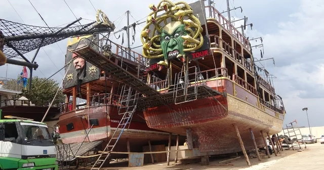 Turizm sezonu öncesi gezi tekneleri bakıma alındı Akdeniz e 321 kilometre kıyısı bulunan Mersin de gezi tekneleri bakıma alınarak sezona hazırlanmaya başlandı Mersin Haberleri