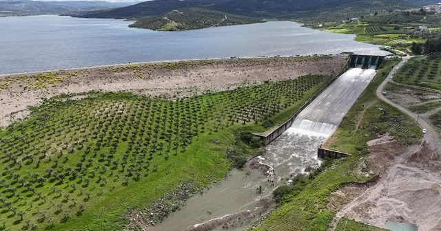 25 yıl sonra gerçekleşen tarihi anlara tanıklık etmek isteyen vatandaşlar, baraj kapaklarının açıldığı anları meraklı gözlerle izledi Hatay Haberleri