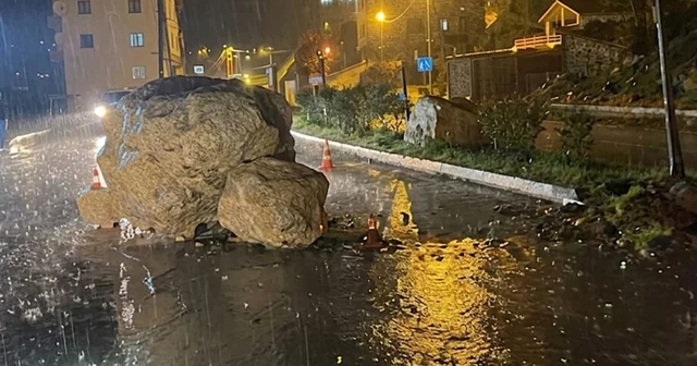 Şemdinli de yola dev kaya parçaları düştü Hakkari Haberleri