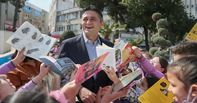 Aliağa Belediyesinden çocuklara 23 Nisan armağanı Ali ve Ece Yaşasın 23 Nisan yayımlandı Aliağa Çocuk yayınlarının yeni kitabı Ali ve Ece, Yaşasın 23 Nisan çocuklarla buluşuyor İzmir Haberleri