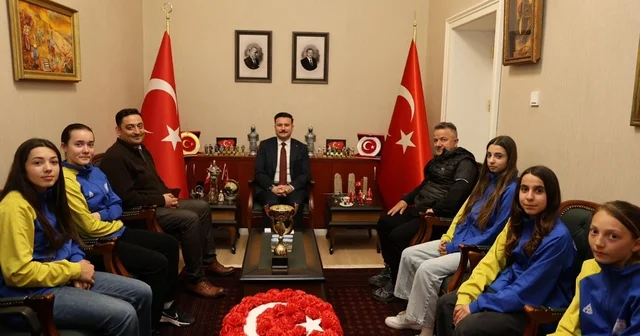 Gökçeada nın şampiyon kızları kaymakamlık makamında ağırlandı Çanakkale Haberleri