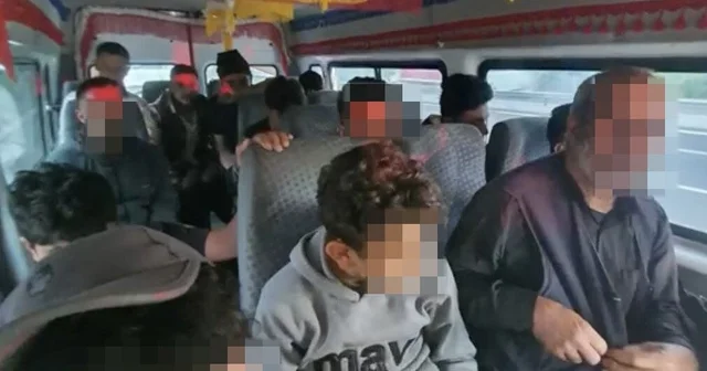 Durdurulan araçtan 15 düzensiz göçmen çıktı: Sürücü cezaevine gönderildi Sakarya Haberleri
