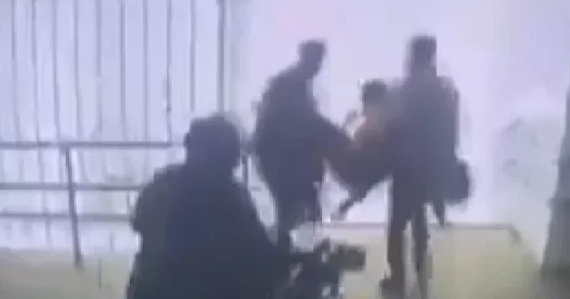 Engelli öğrencileri öğretmenleri kucaklayarak kurtardı VİDEO İZLE
