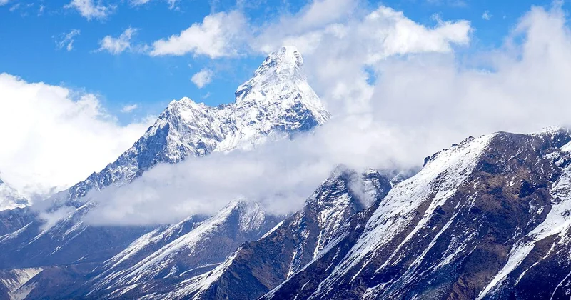 Everest Dağı na bir günde 274 dağcı tırmanarak rekor kırdı
