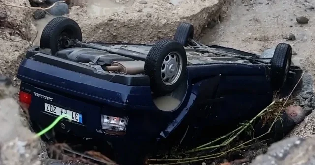 Hatay da otomobil çöken yola düştü VİDEO İZLE