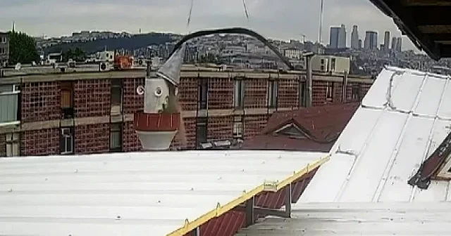Osmanlı yadigarı Atlamataşı Camii’nde korkutan kaza: Vinç minareye çarptı o anlar kamerada VİDEO İZLE