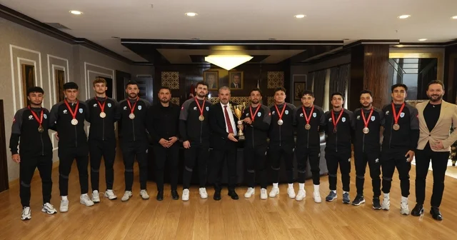 Türkiye şampiyonu Pursaklar Belediyespor dan Başkan Çetin e ziyaret Ankara Haberleri