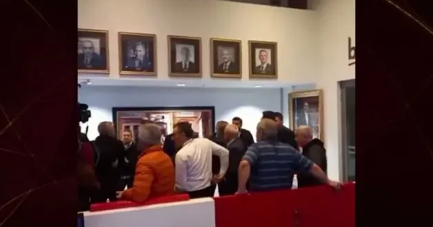 Kılıçdaroğlu na büyük öfke: Hain Kemal sloganları atıldı, Fotoğrafı ayaklar altında çiğnendi