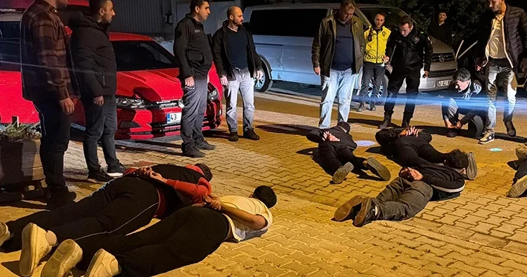Bitmiyorlar... Mahalleyi korkutan özel düzeneğe polis müdahalesi: Ters kelepçe ile gözaltına alındılar