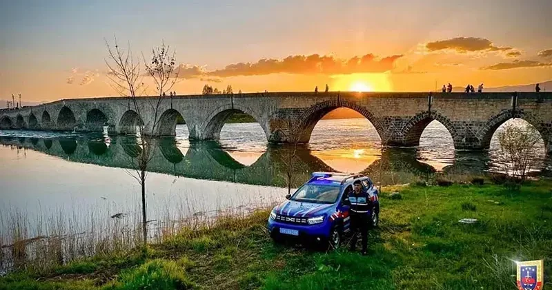 Murat Nehri’nin su seviyesi yükseldi, Murat Köprüsü ve Sultan Alparslan Parkı kapatıldı