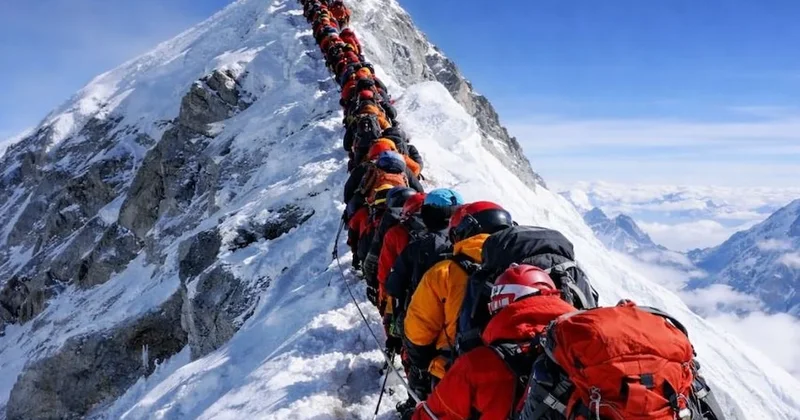 Hep birlikte toplanıp Everest e çıktılar: Dünya rekoru için bu kadar kişi gerekiyormuş Sözcü Gazetesi