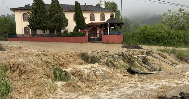 Bartın da sağanak: Ev ve yolları su bastı, denizin rengi değişti