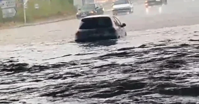 Tekirdağ da 10 dakikalık sağanak hayatı felç etti Bazı araçlar suya gömüldü Tekirdağ Haberleri
