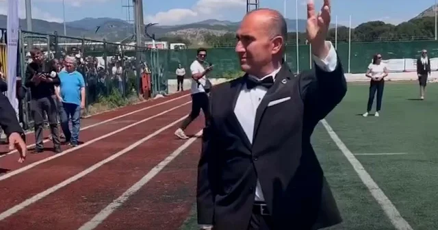 İzmir’de Atatürk’e benzetilen adamı selamladılar VİDEO İZLE