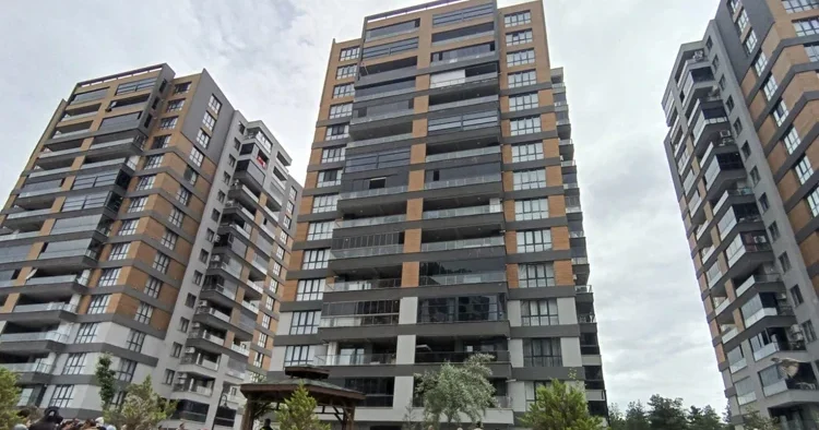 14 katlı binada kahreden ölüm: Asansörde kalanları kurtarmaya çalışıyordu