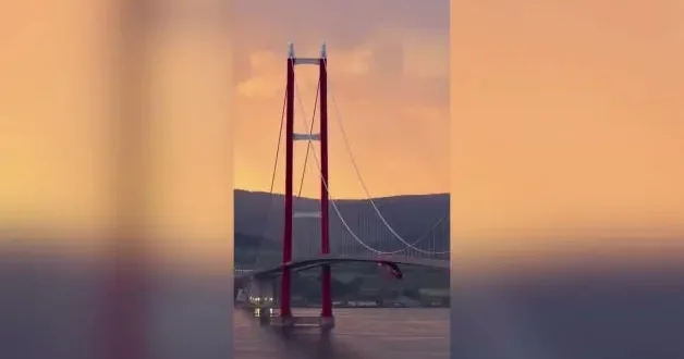 Çanakkale Köprüsü sarı kırmızılı renklerle aydınlatıldı