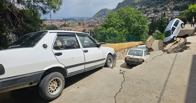 Hatay da Asi Nehri taştı, sağanakta köprü ve yollar ile bir ev çöktü; 2 ölü, 3 yaralı (2) Hatay Haberleri