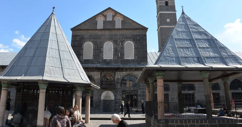 Ulucami nin duvarlarındaki 2 boşluk, kayıp kitabelere işaret ediyor